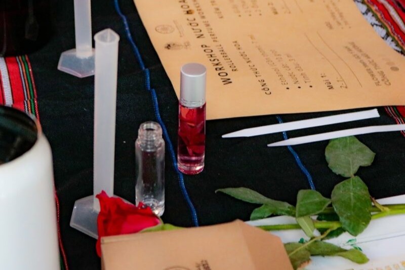 Workshop Doanh Nghiệp - Nước Hoa Lăn (Rollerball Perfume) Workshop Doanh Nghiệp - Nước Hoa Lăn (Rollerball Perfume)