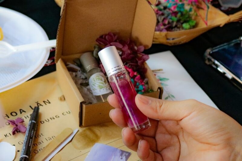 Workshop Doanh Nghiệp - Nước Hoa Lăn (Rollerball Perfume) Workshop Doanh Nghiệp - Nước Hoa Lăn (Rollerball Perfume)