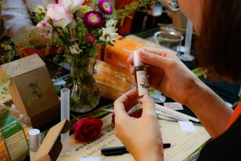 Workshop Doanh Nghiệp - Nước Hoa Lăn (Rollerball Perfume) Workshop Doanh Nghiệp - Nước Hoa Lăn (Rollerball Perfume)