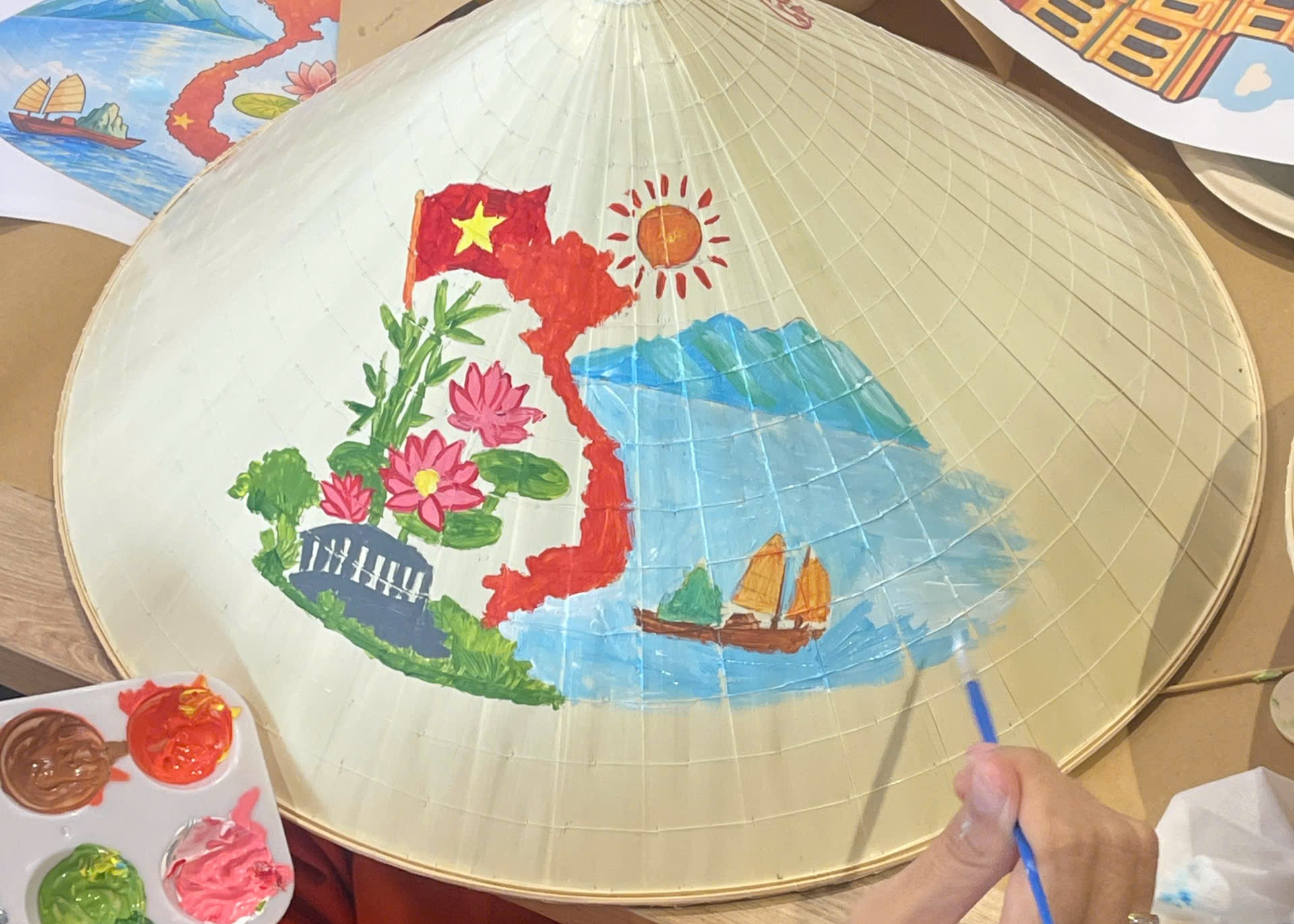 Workshop Doanh Nghiệp - Trang Trí Nón Lá (Drawing Vietnamese Conical Hat)