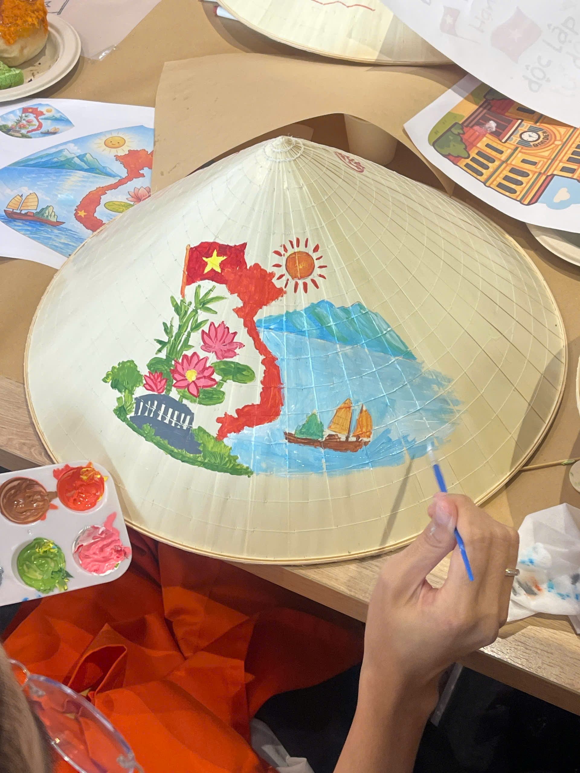 Workshop Doanh Nghiệp - Trang Trí Nón Lá (Drawing Vietnamese Conical Hat)
