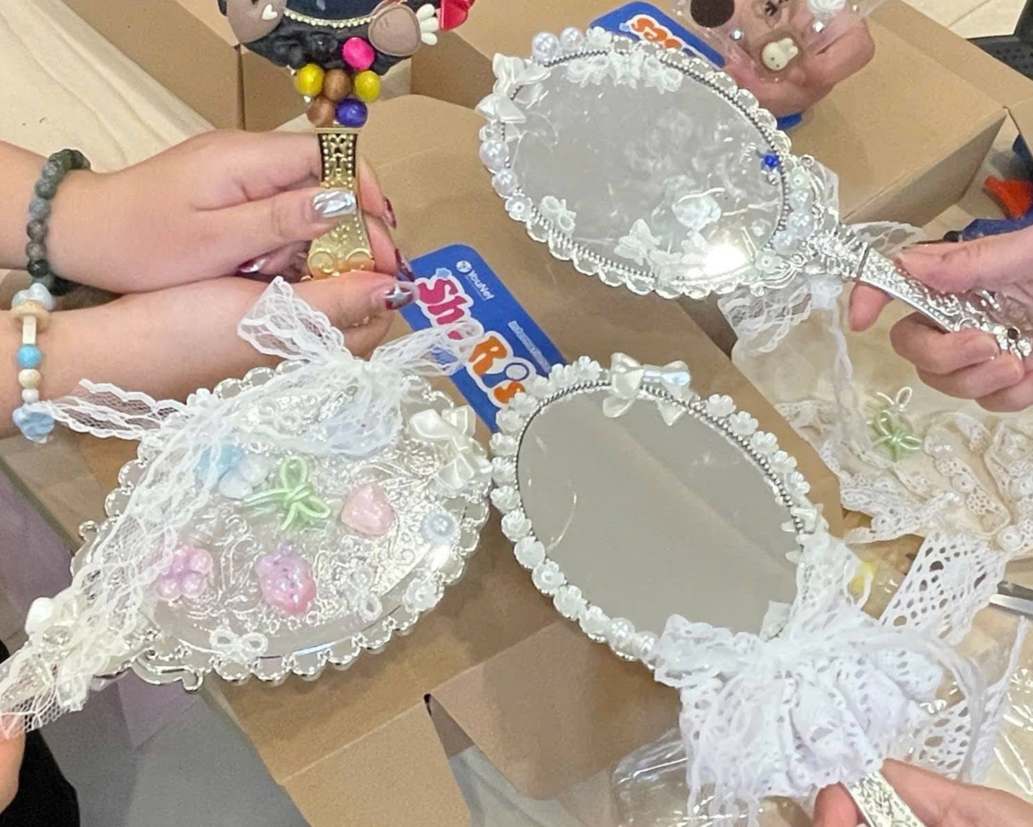 Workshop Doanh Nghiệp - Trang Trí Gương/Lược (Mirror & Comb Decoration)